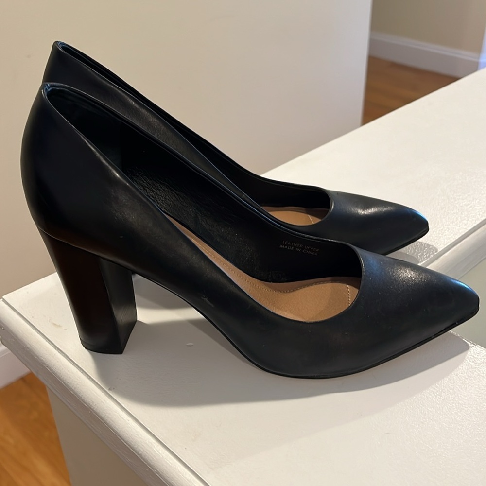 Tahari leather black chunky heels 8M, worn just a few times. 3.25inch  heel